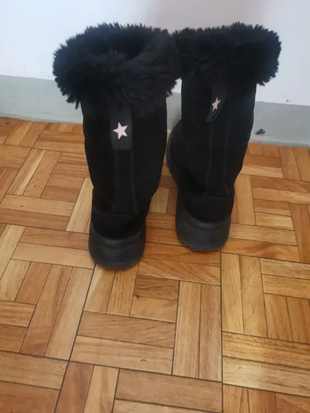 Botas negras con estrellas