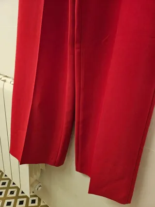 Pantalón ancho Zara rosa fucsia.