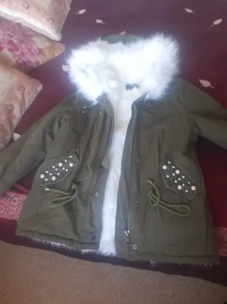 Abrigo verde con forro de pelo blanco