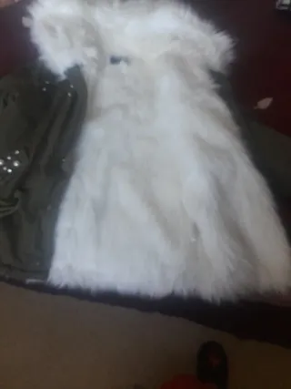 Abrigo verde con forro de pelo blanco