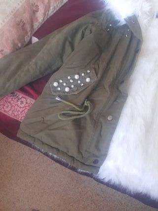 Abrigo verde con forro de pelo blanco