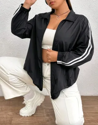 Chaqueta impermeable negra con rayas