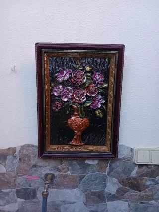 Antiguo cuadro de flores en relieve