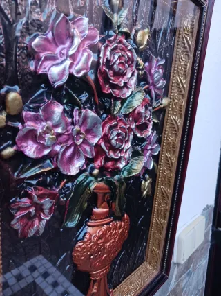 Antiguo cuadro de flores en relieve