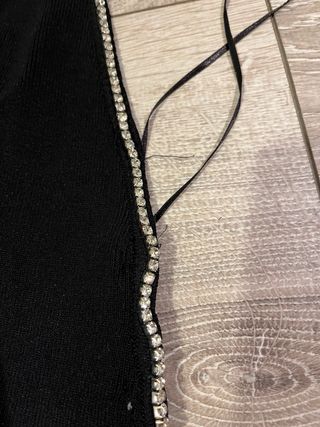 Top halter con brillantes y espalda descubierta