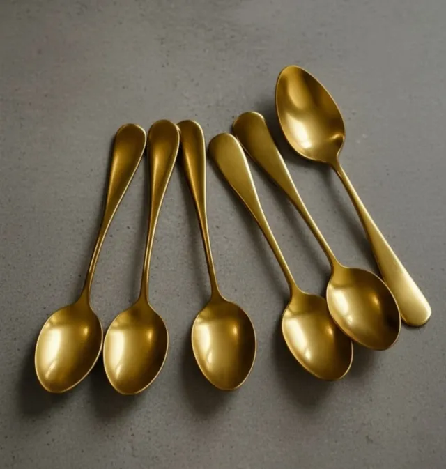 Juego de 6 cucharas doradas