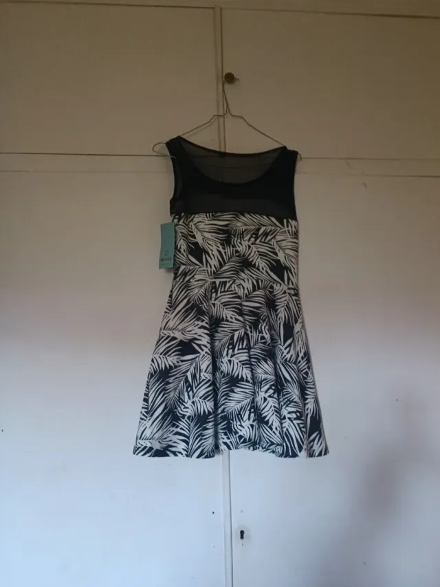 Vestido de verano con estampado de hojas