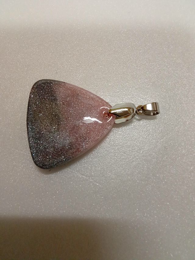 Colgante hecho a mano de resina con gatos