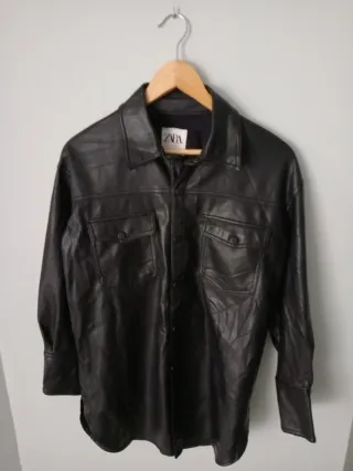 Chaqueta Zara efecto piel negra Talla S