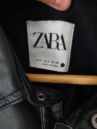 Chaqueta Zara efecto piel negra Talla S