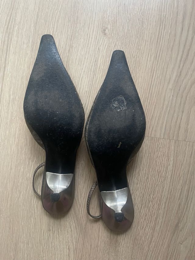 Zapatos Gucci tacón slingback dorados/plateados