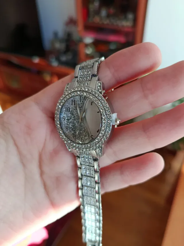 Reloj brillante con protección de pila