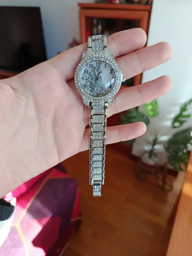 Reloj brillante con protección de pila