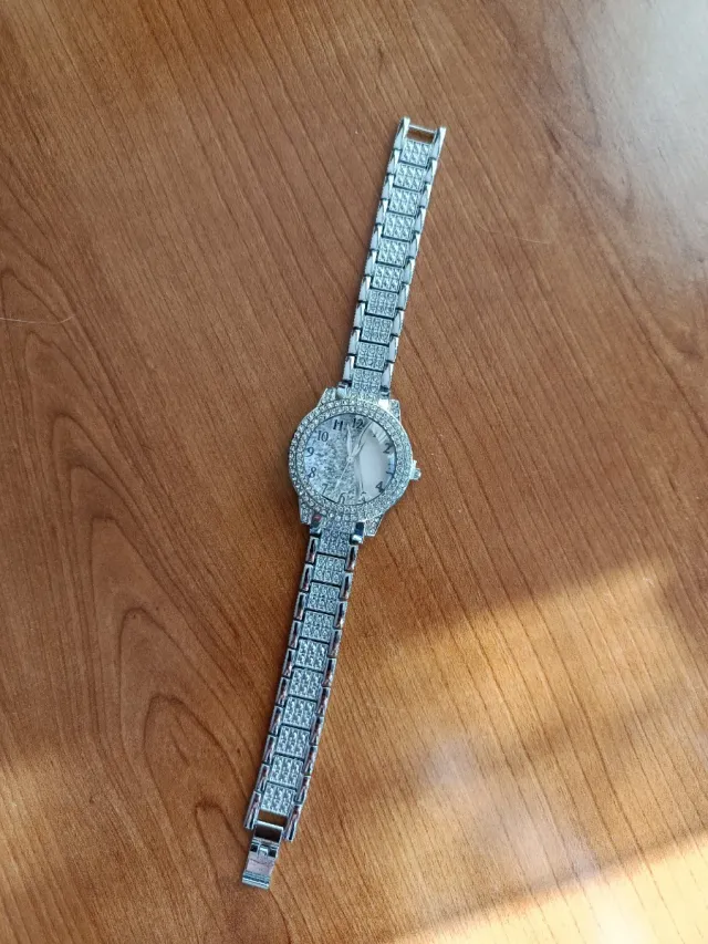 Reloj brillante con protección de pila