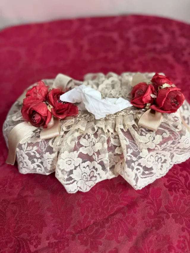 Funda Decorativa Encaje Flores Rojas Beige