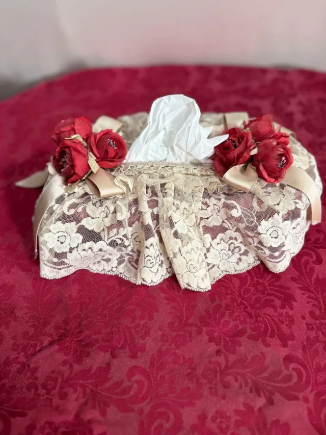 Funda Decorativa Encaje Flores Rojas Beige