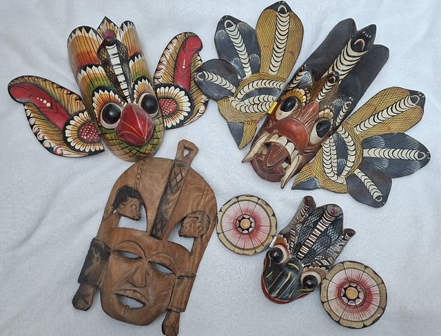 Máscaras de madera decorativas