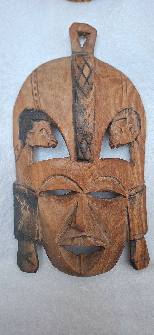 Máscaras de madera decorativas