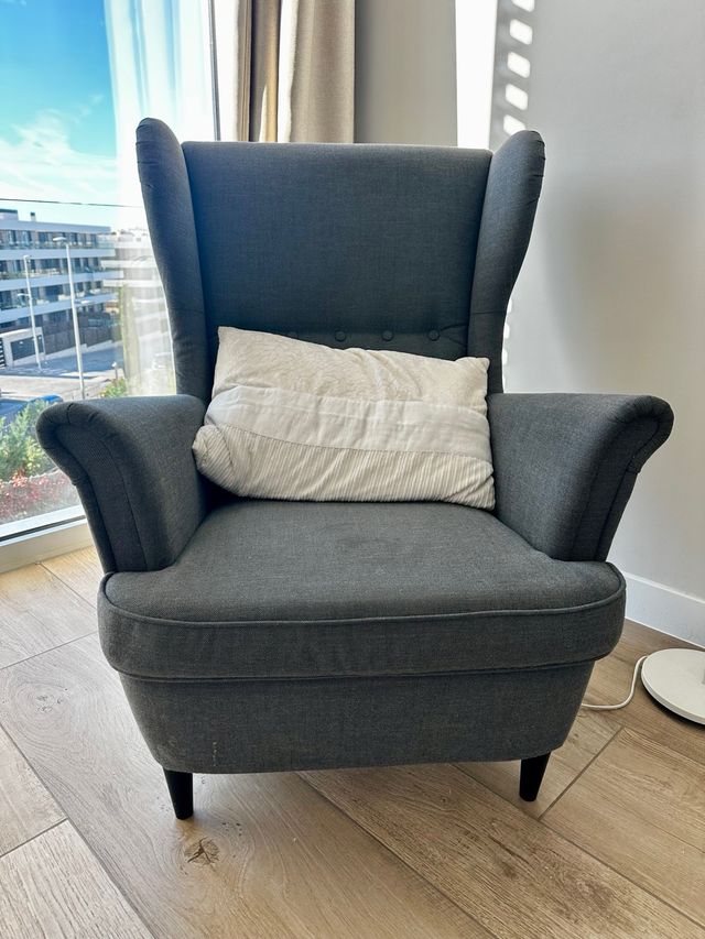 Sillón orejero IKEA STRANDMON gris
