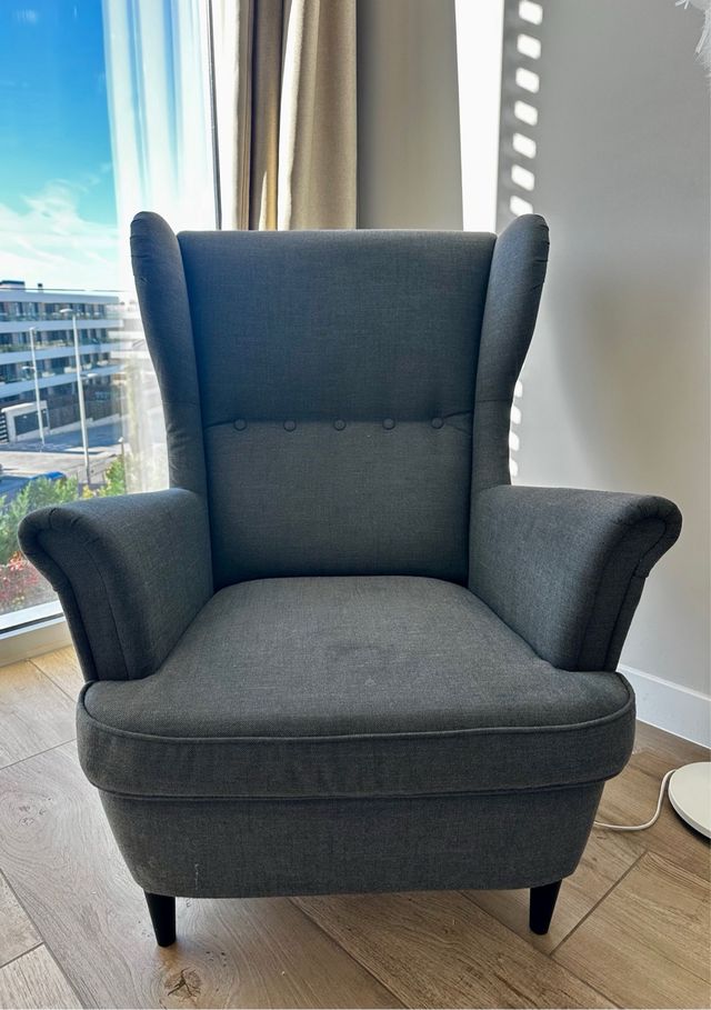 Sillón orejero IKEA STRANDMON gris