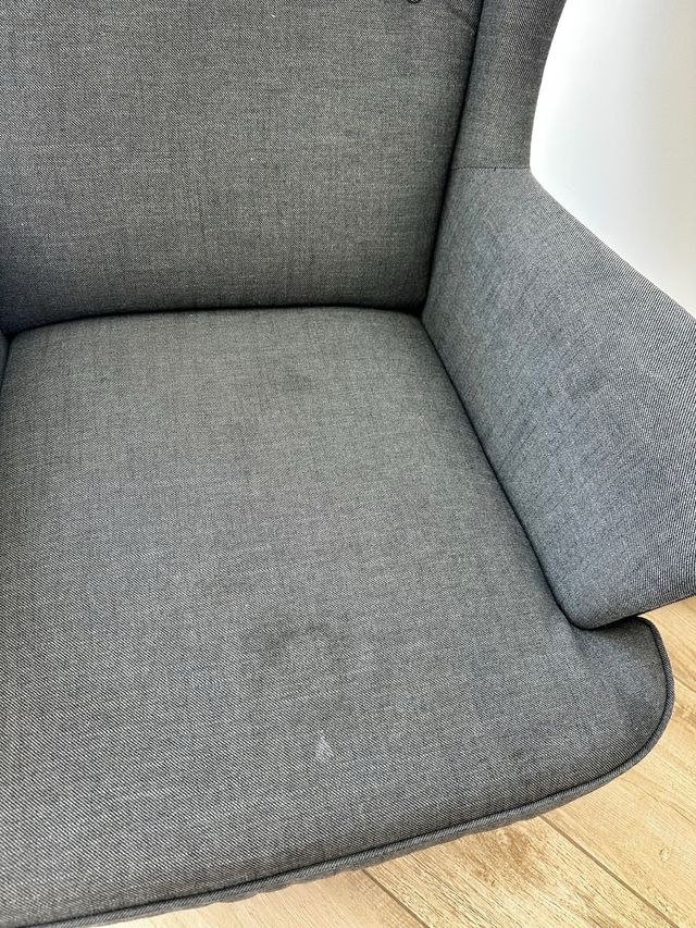 Sillón orejero IKEA STRANDMON gris