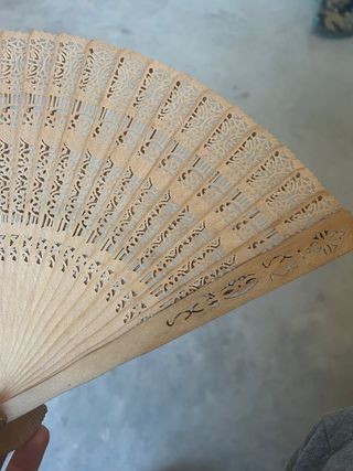 Abanico de madera antiguo tallado