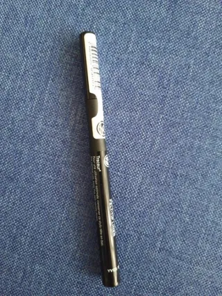 Eyeliner nero per uno sguardo definito!