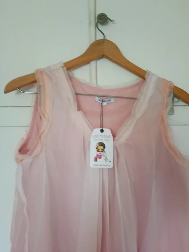 Vestido de verano rosa y blanco