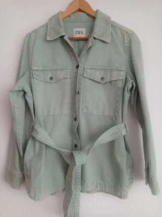 Cazadora tejana Zara verde con cinturón