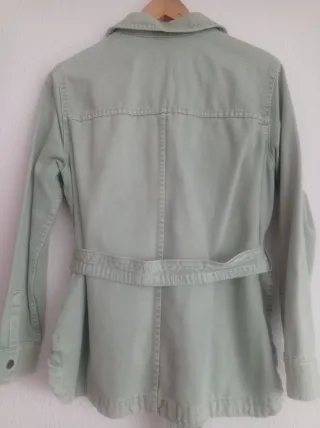 Cazadora tejana Zara verde con cinturón