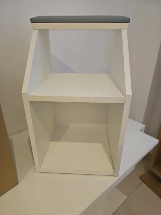 Reposapiés blanco con cojín azul