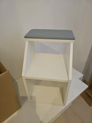 Reposapiés blanco con cojín azul