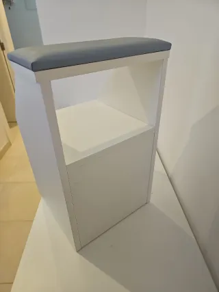 Reposapiés blanco con cojín azul