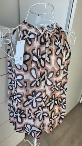 Blusa sin mangas con estampado floral. Nuevo