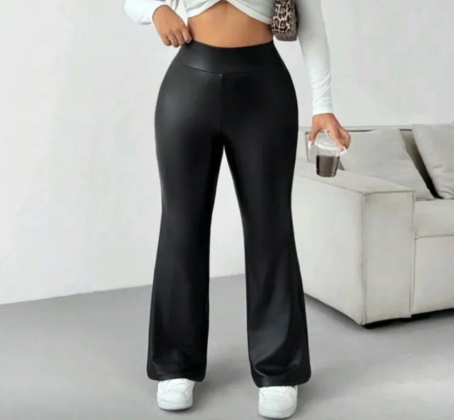 Leggings acampanados efecto piel negros