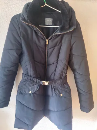 Abrigo Oasis Negro Plumas