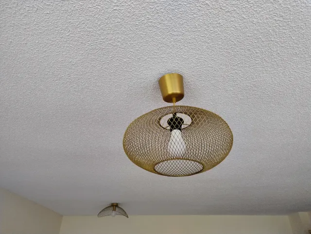 Lámpara de techo dorada