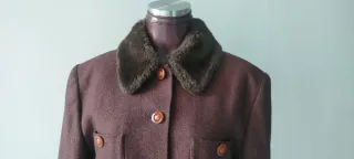Chaqueta marrón con cuello de pelo