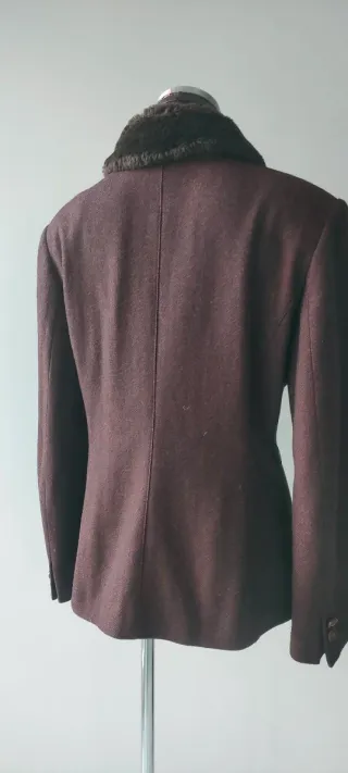 Chaqueta marrón con cuello de pelo