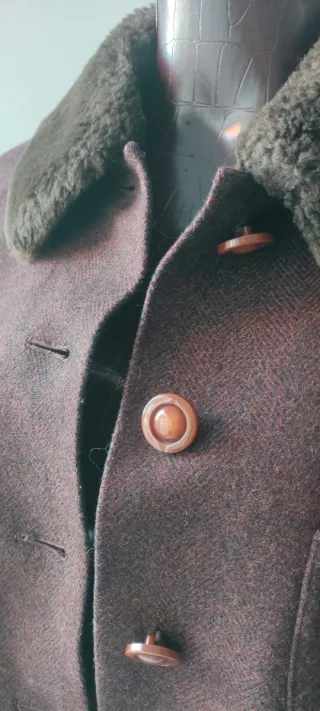 Chaqueta marrón con cuello de pelo