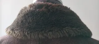 Chaqueta marrón con cuello de pelo