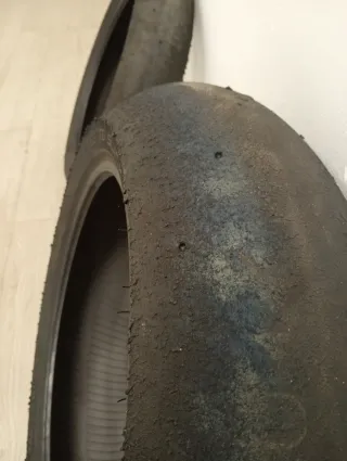 Neumáticos sliks moto circuito