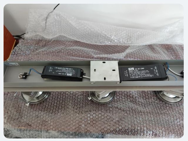 Lámpara de metal plateada