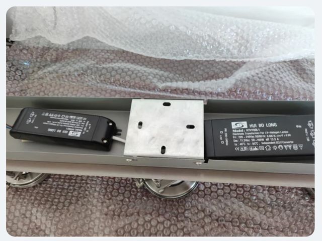 Lámpara de metal plateada