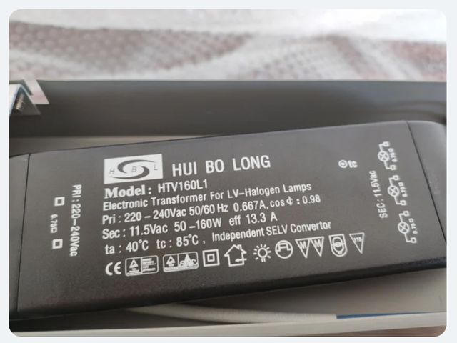 Lámpara de metal plateada