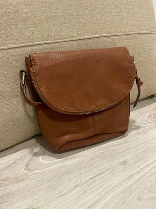 Bolso marrón de piel sintética