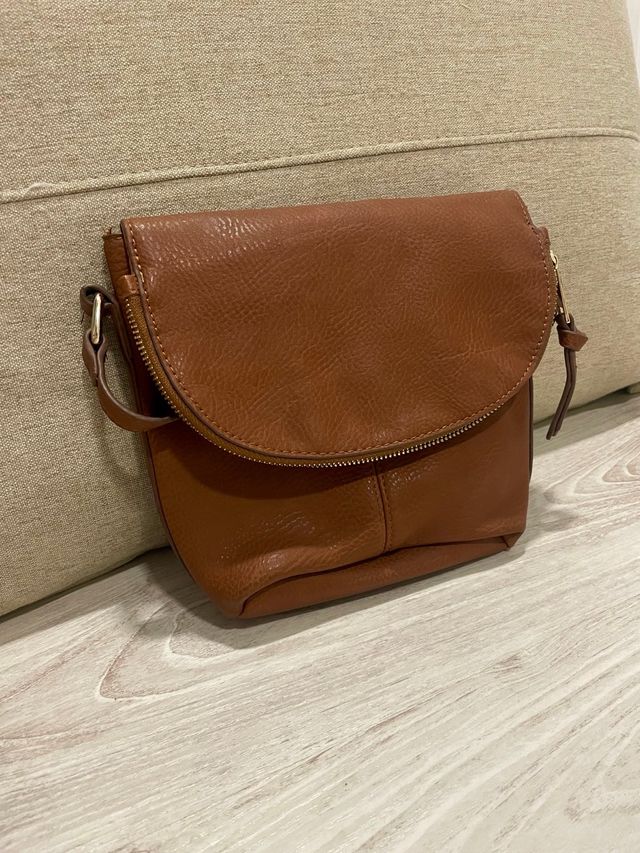 Bolso marrón de piel sintética