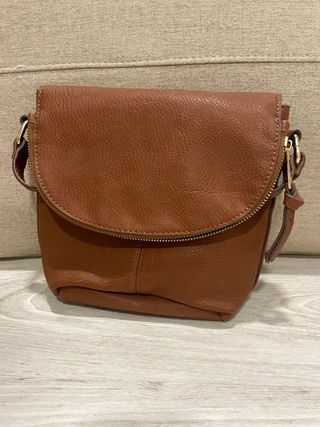 Bolso marrón de piel sintética