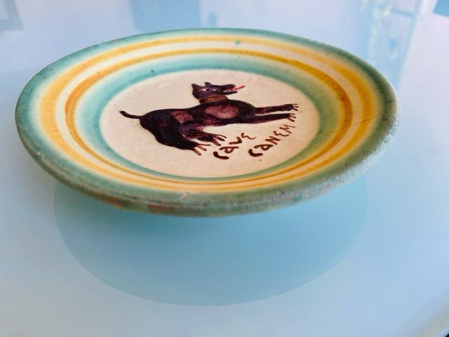 PLATO DECORATIVO ANTIGUO ARTESANAL CAVE CANEM