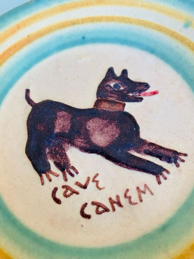 PLATO DECORATIVO ANTIGUO ARTESANAL CAVE CANEM